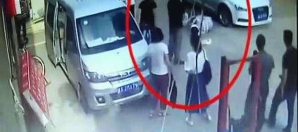 �µϳ�ײ���и����뿪, �и���ȫ����, ������2�ַ���100Ԫ!