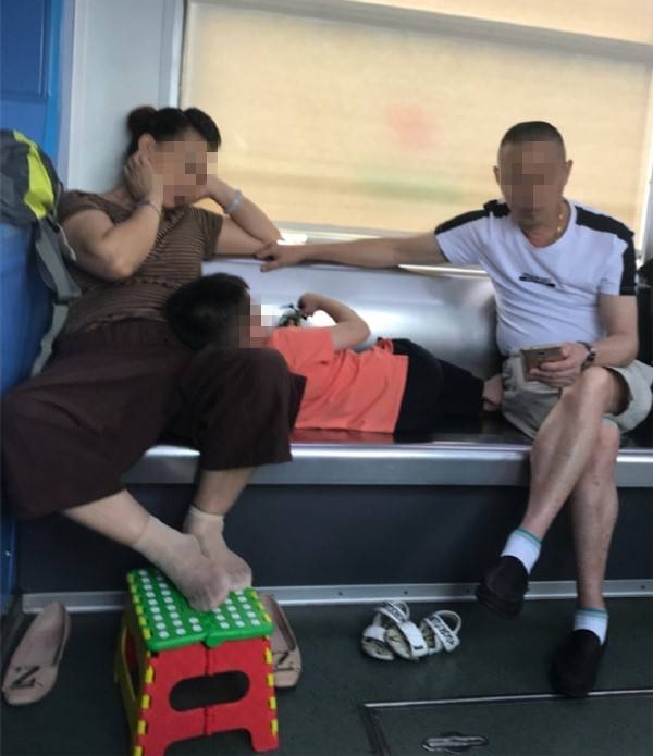 ����С�������ε��� �˿ͣ�˯��Ҳ��û˭��