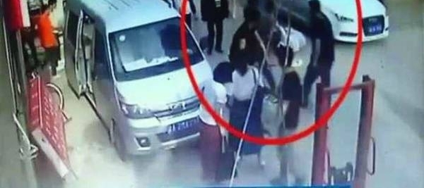 �µϳ�ײ���и����뿪, �и���ȫ����, ������2�ַ���100Ԫ!