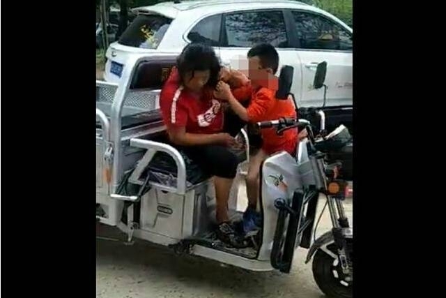 7����ͯ����˺��ĸ�ף�ŭ���Ҵ����㣬ĸ��ȴ�δ���