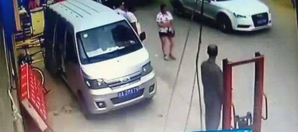 �µϳ�ײ���и����뿪, �и���ȫ����, ������2�ַ���100Ԫ!