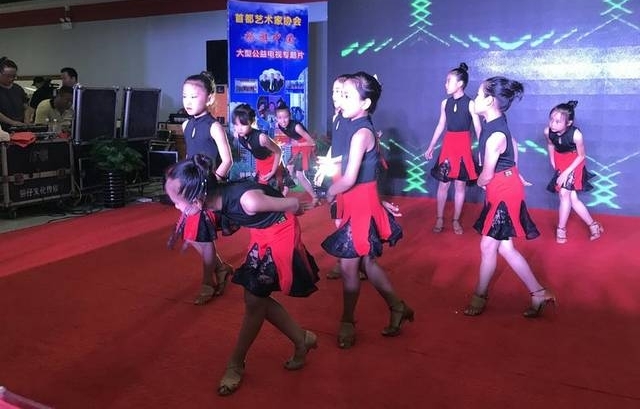 �������й����߽�������ʨ�Ǵ������ݡ��Ŀ�����ʽԲ�����