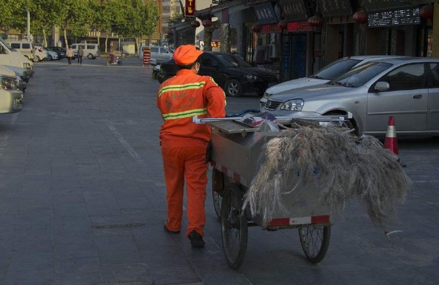 ð�ճ�ҰĢ�������Һ�ı��磬�����ж���СŮ��ֱ������