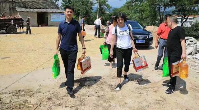 �����е���Ƭ�һ�Դ��תҵ�ϱ�����ƶ�±�·���ж�Զ��