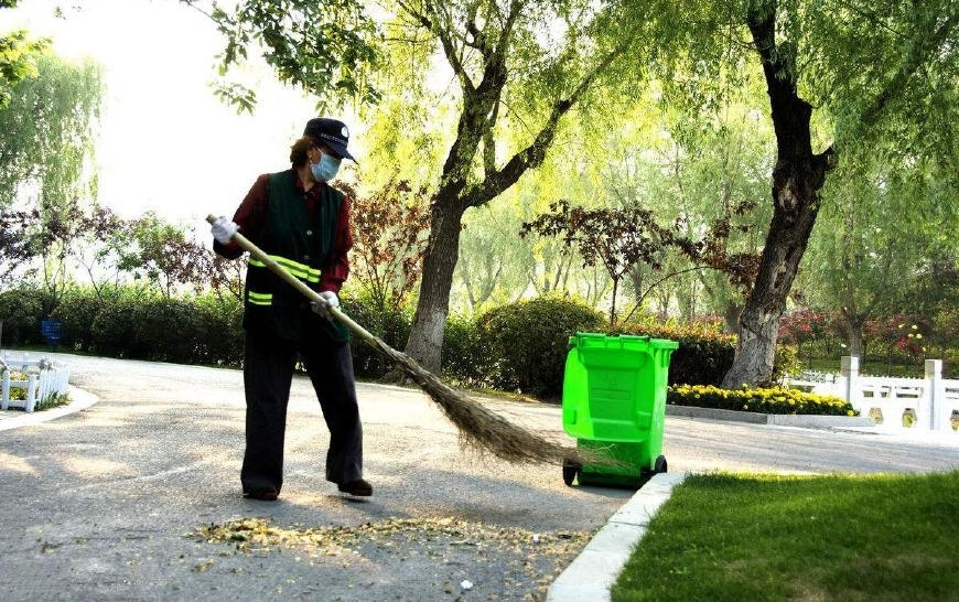 ð�ճ�ҰĢ�������Һ�ı��磬�����ж���СŮ��ֱ������