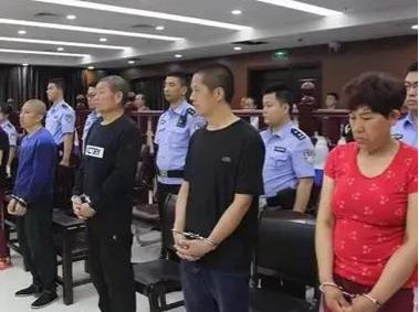 ɽһĸŮͯд, Ż󲿷ֶǼͥԱ