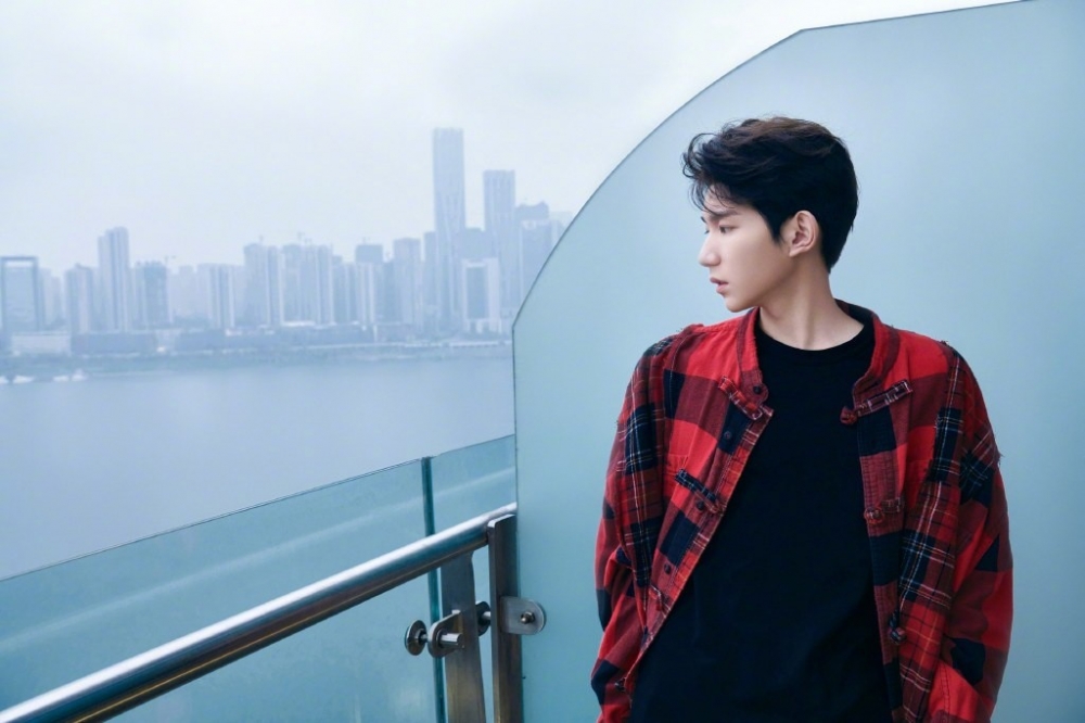 王源海景阳台上红格子衬衫忧郁型男图片