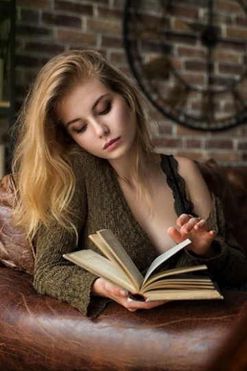 恬静看书的欧美知性美女绝美侧颜