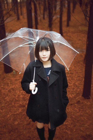 日系短发萝莉手撑雨伞黑色风衣唯