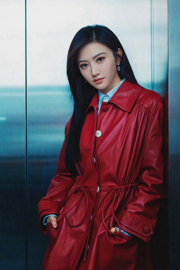 <b>景甜电梯氛围感大片红衣造型冷艳大气</b>
