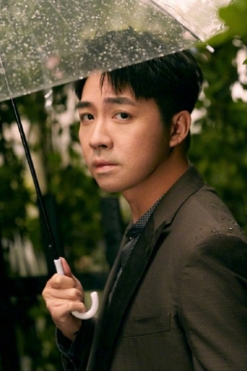 <b>西装帅哥俞灏明雨中撑伞氛围感十足写真</b>