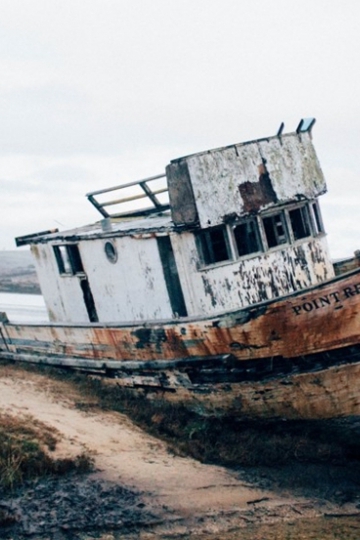 废弃在海边的破旧船只唯美意境图片大全