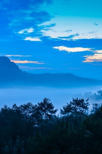 被云雾缭绕的山峰朦胧梦幻自然风景图片