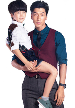 中国男模张亮抱儿子天天拍摄酷帅