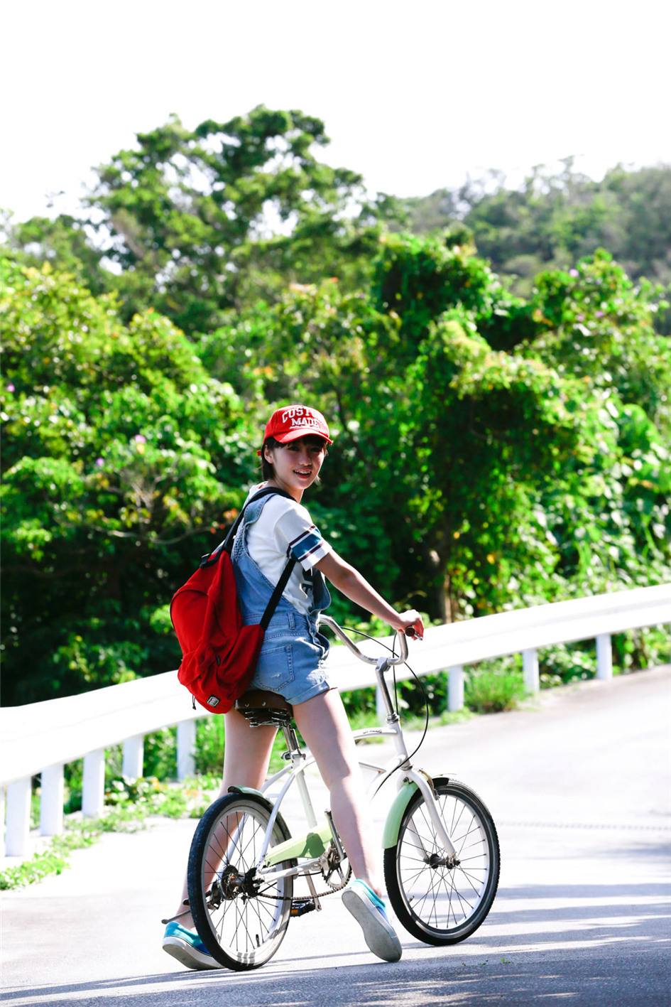 �ձ��̷�Ů������ң����Ȼ���Ӿװ��