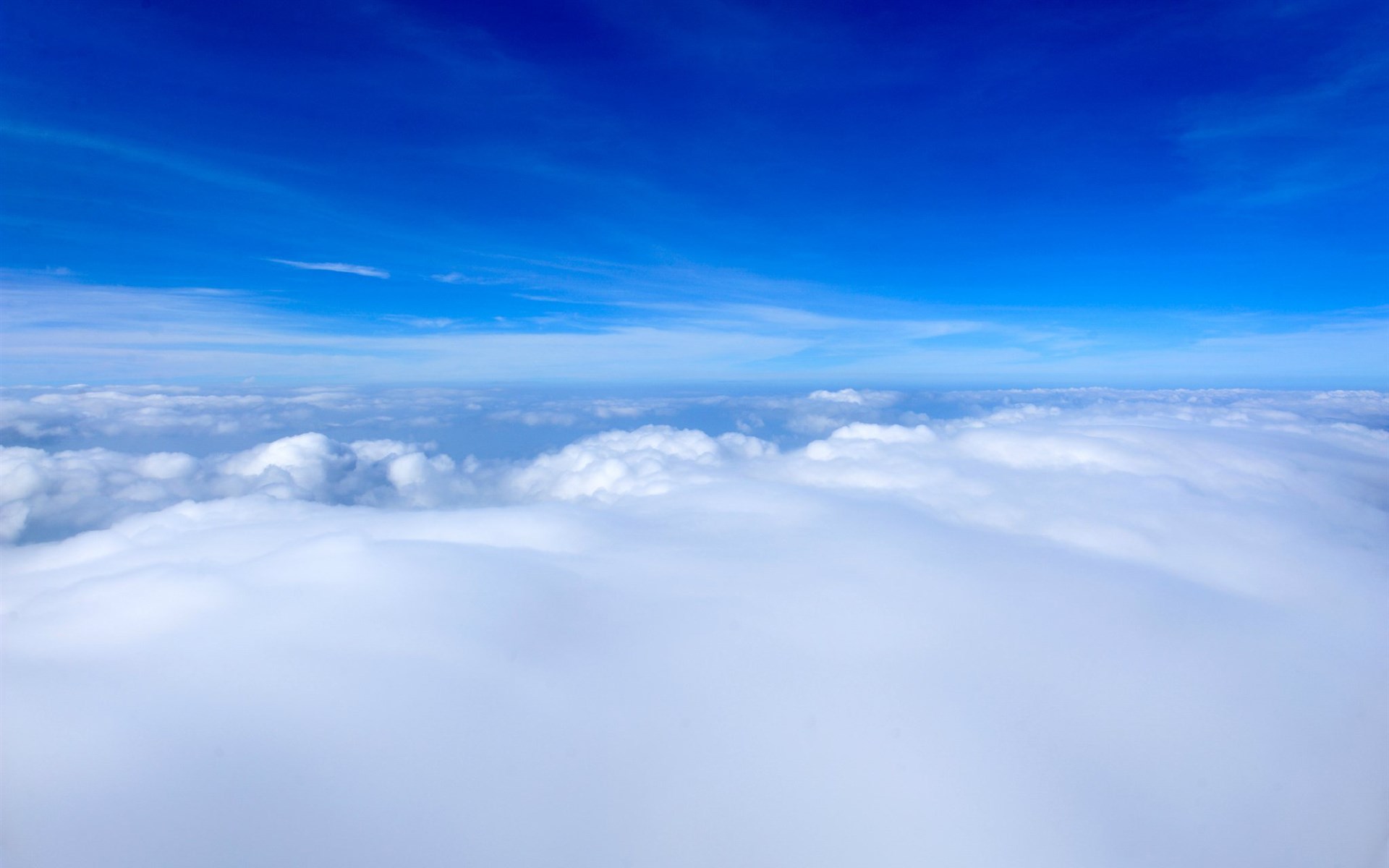 在云上飞机摄影图高清摄影大图-千库网